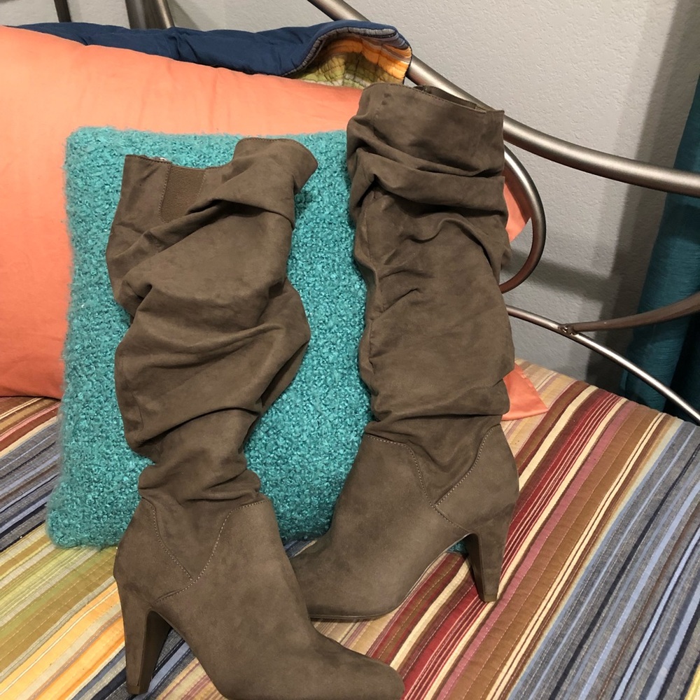 New, never worn suede boots